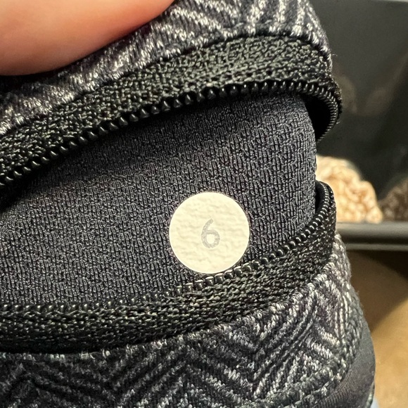 Lululemon Houndstooth Size 6 Cropped Leggings in Black and Grey - Picture 8 of 8